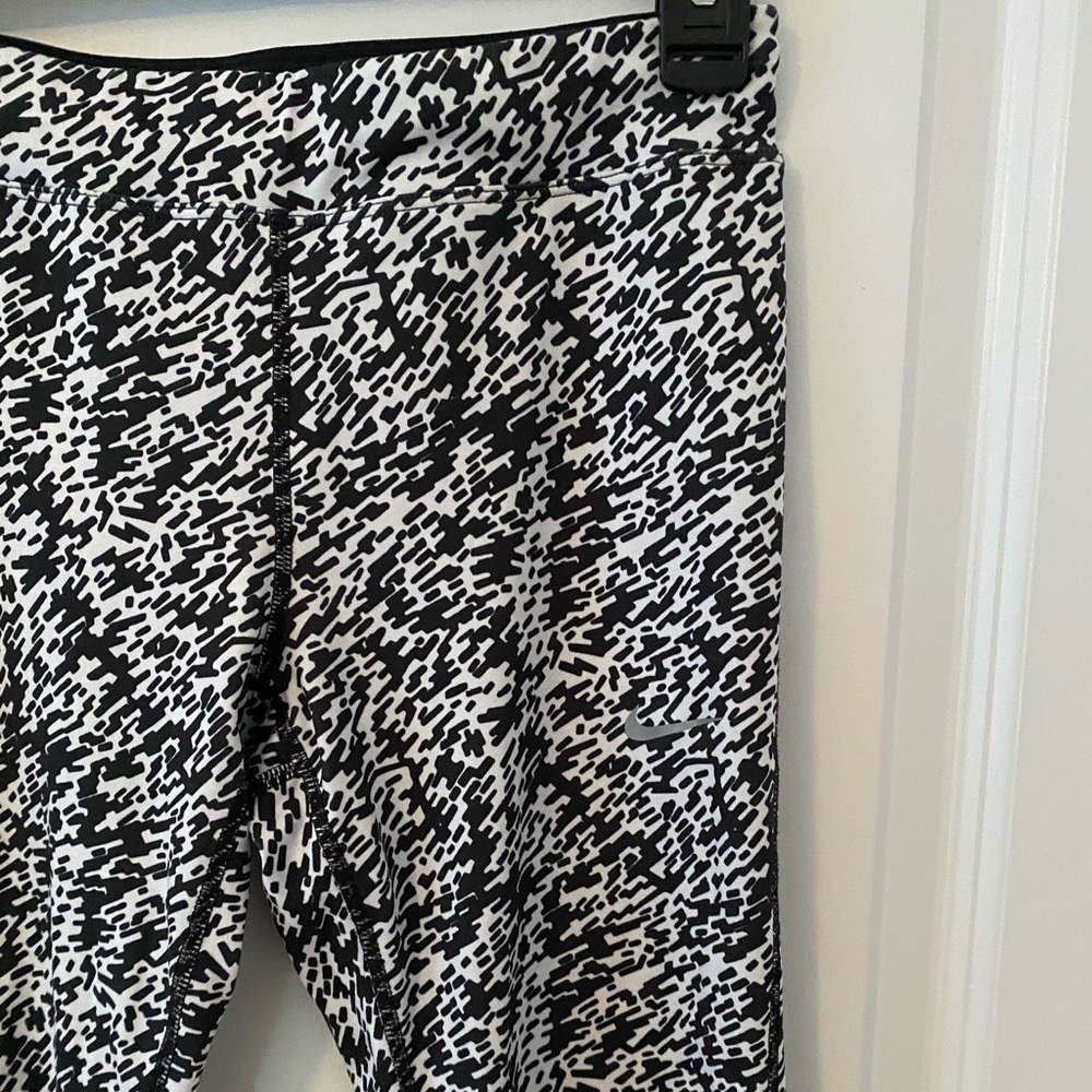 NIKE | Pronto Essential Running Crops - Picture 6 of 8